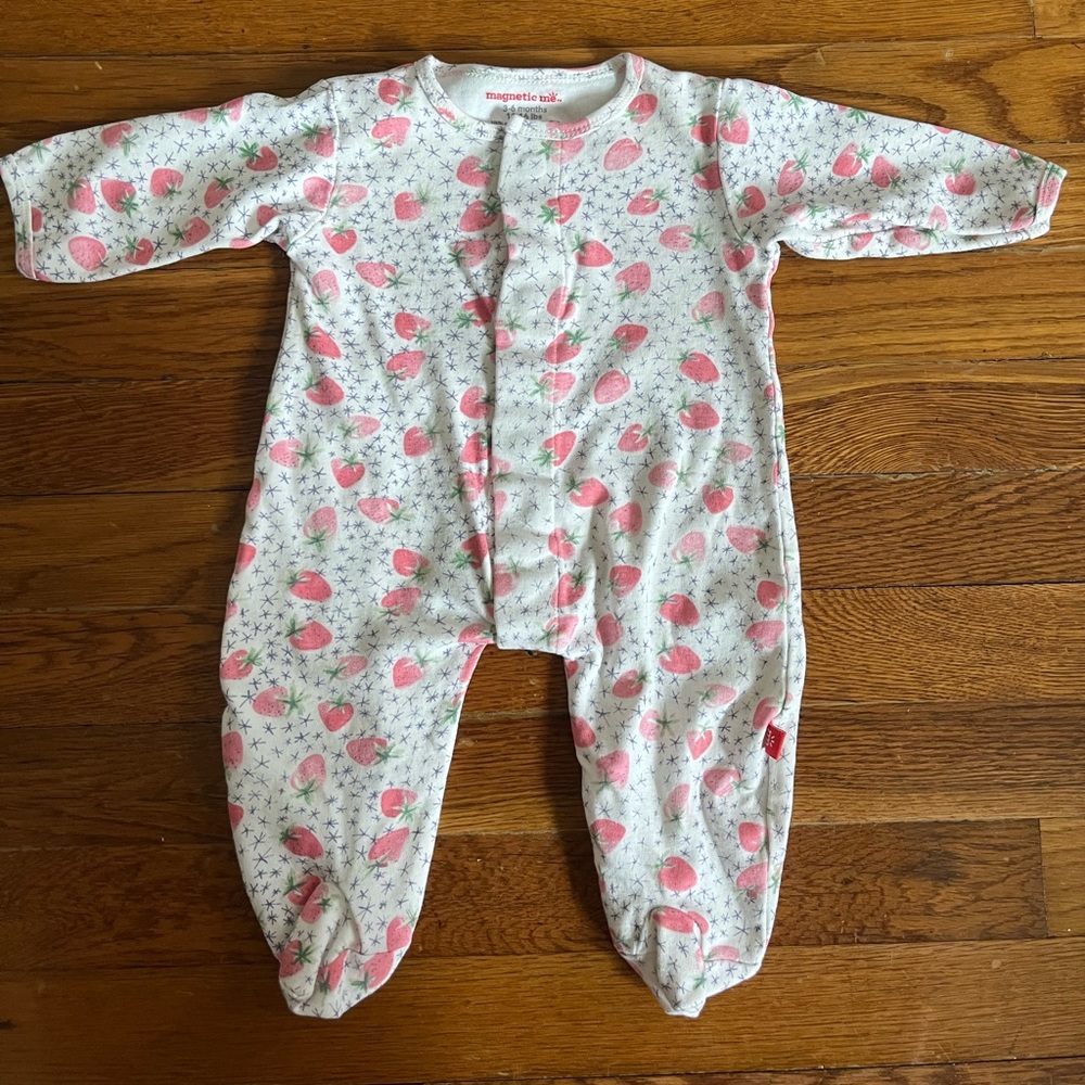 Magnetic Me footed sleeper pajama for baby girl. Size 3-6 months. EUC